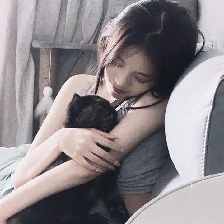 与一位女士合影